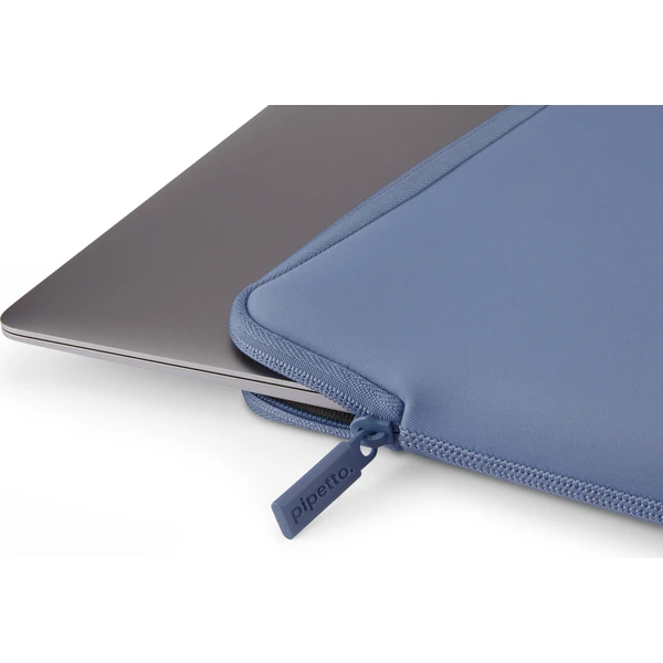 Pipetto Classic Fit Sleeve púzdro pre MacBook Neo 13 fialové - Puzdra - Obrázok 01b28162238c4f66b178baf3836acf5f