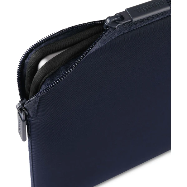 Pipetto Classic Fit Sleeve púzdro pre MacBook Neo 13 tmavomodré - Puzdra - Obrázok 06b3da9010e94ad9b9316ab650b1823d