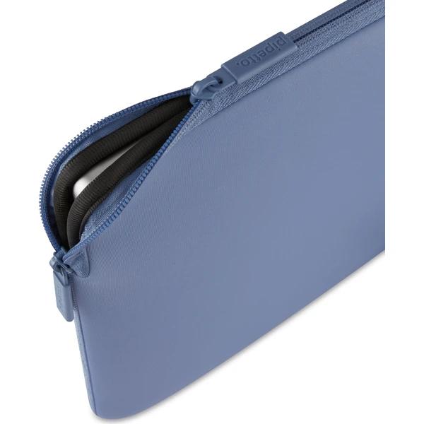 Pipetto Classic Fit Sleeve púzdro pre MacBook Neo 13 fialové - Puzdra - Obrázok 087fa3495cf749449dc7a98046dd882b