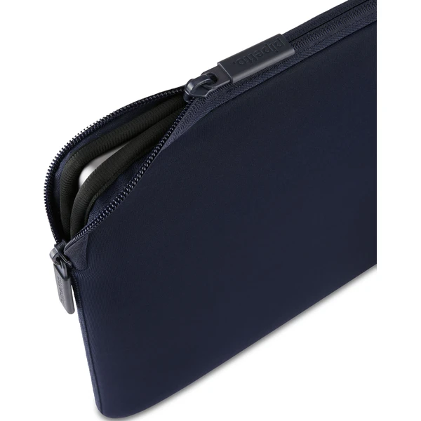 Pipetto Classic Fit Sleeve púzdro pre MacBook Neo 13 tmavomodré - Puzdra - Obrázok 44b3c653e88c4f0bb04c1e581991b638