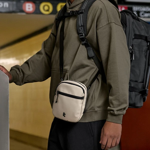 tomtoc Aviator T37 crossbody taška khaki - Popruhy a crossbody - Obrázok 5UCG000K01