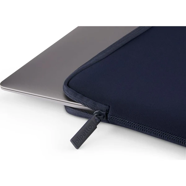 Pipetto Classic Fit Sleeve V2 puzdro pre MacBook 14"/13" tmavomodré - Puzdra - Obrázok 69a001cd5c9e46f681cc133cd550c33b