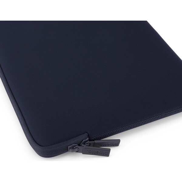 Pipetto Classic Fit Sleeve púzdro pre MacBook Neo 13 tmavomodré - Puzdra - Obrázok 7d41dc582b6a4afc854a14f797d6e841