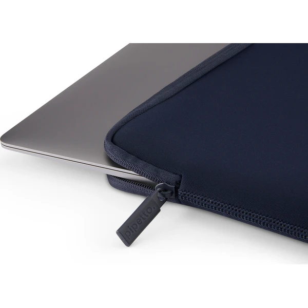 Pipetto Classic Fit Sleeve púzdro pre MacBook Neo 13 tmavomodré - Puzdra - Obrázok 7e24badadd7e4eb5990377a35d219590