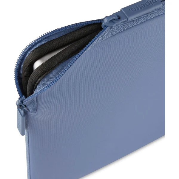 Pipetto Classic Fit Sleeve púzdro pre MacBook Neo 13 fialové - Puzdra - Obrázok 93b5f97abe0640658834b32dc331ebee
