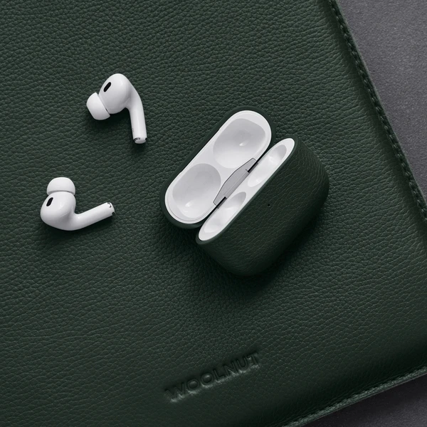 Woolnut Leather kožené puzdro pre AirPods Pro 2. generácia tmavozelené - Puzdra - Obrázok E7KR100501