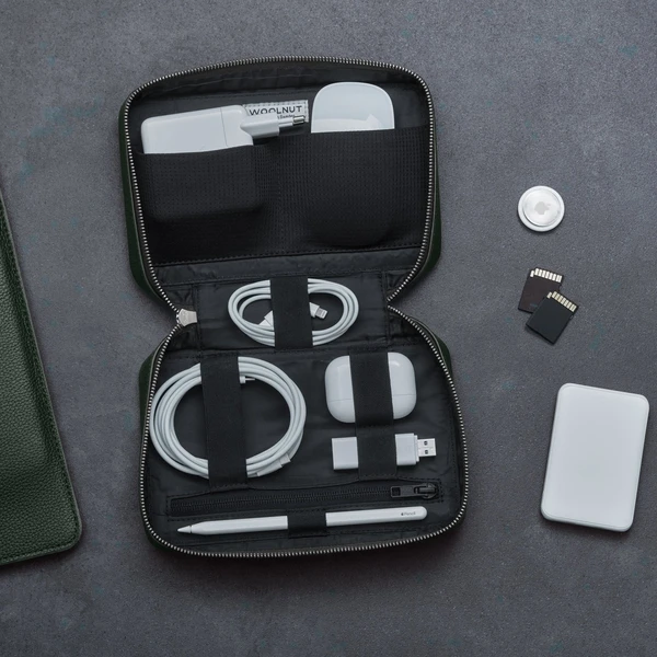 Woolnut kožený Tech Organizér tmavo zelený - Organizéry - Obrázok M1Q4000701