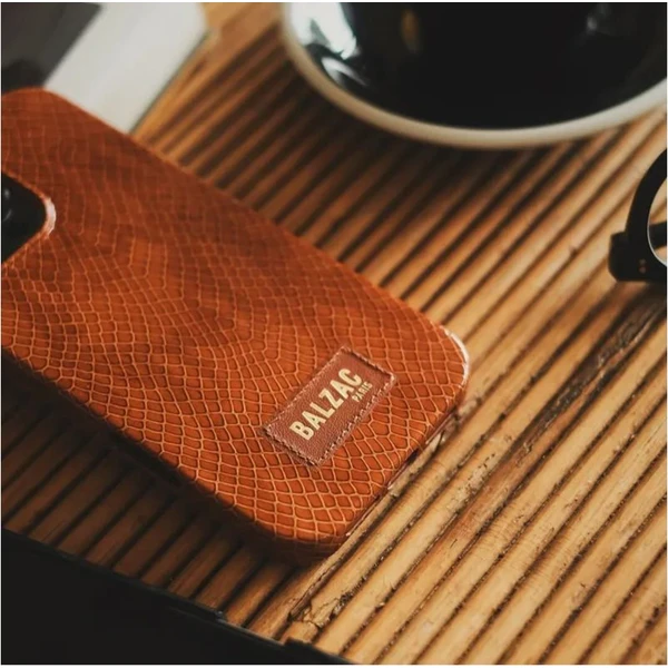 Native Union x Balzac Embossed Cognac MagSafe kryt iPhone 16 Pro Max - Puzdra - Obrázok X06K000K01