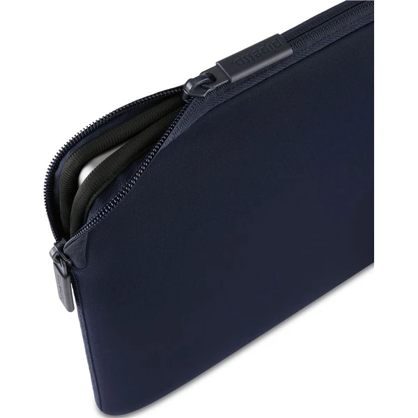 Pipetto Classic Fit Sleeve V2 puzdro pre MacBook 14"/13" tmavomodré - Puzdra - Obrázok aaec7edebf3244ea8e5936cfb735bf97