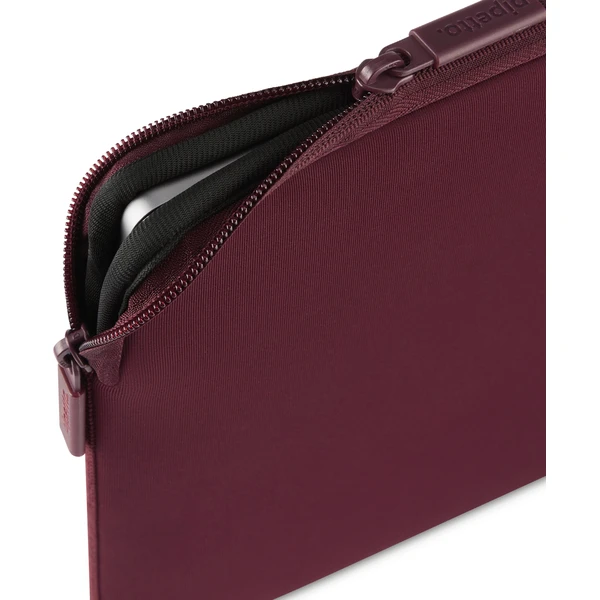 Pipetto Classic Fit Sleeve puzdro pre MacBook Neo 13 burgundy - Puzdra - Obrázok d37d95749a1f462f9b7ec938196128d6