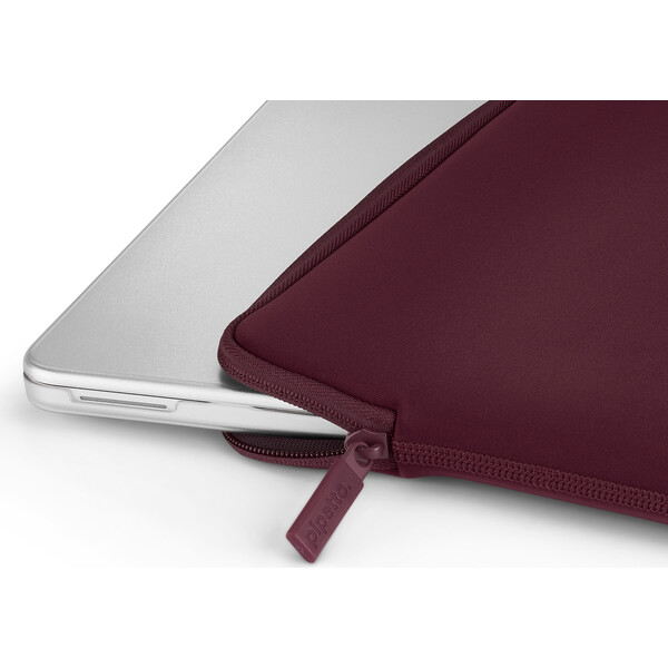 Pipetto Classic Fit Sleeve puzdro pre MacBook Neo 13 burgundy - Puzdra - Obrázok d5485304f0ad4c2295b222c0952f684f