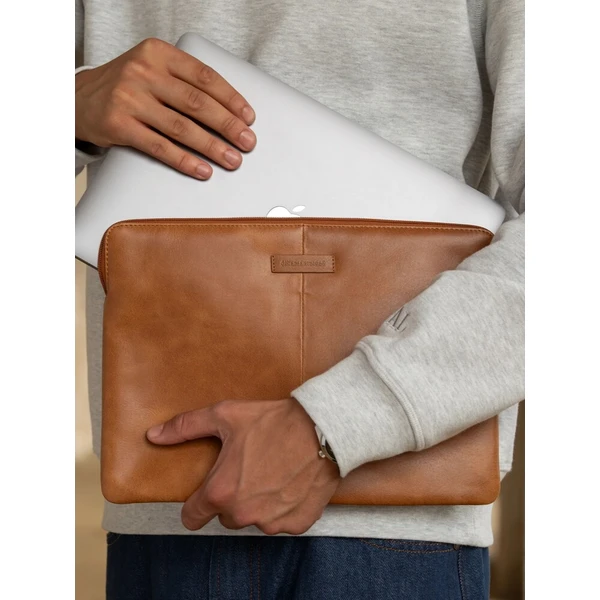 dbramante1928 Skagen Pro kožené sleeve pouzdro pro 13" MacBook hnědé - Puzdra - Obrázok d_05504efc92fd4d199a2d054995c9d916