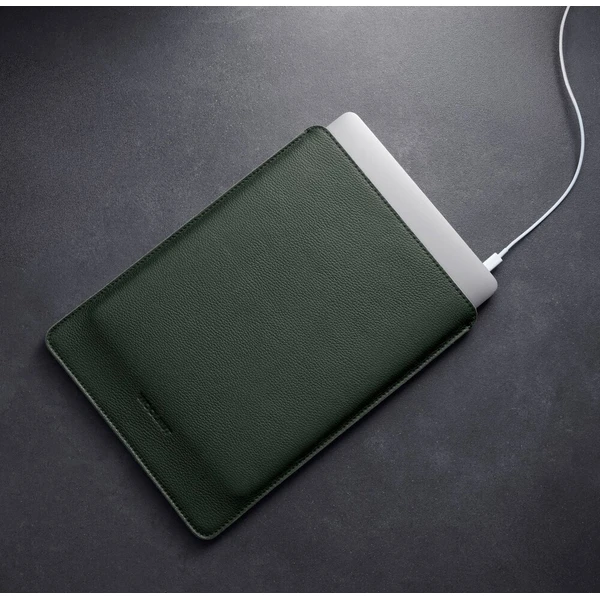 Woolnut Leather Sleeve kožené pouzdro MacBook Neo tmavě zelené - Puzdra - Obrázok d_112a706ee9be4b8baeb30ba07082ec3c
