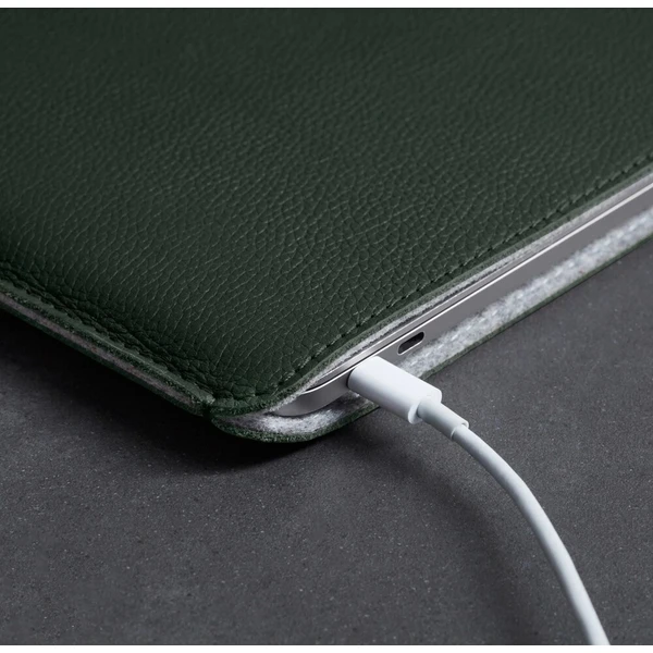 Woolnut Leather Sleeve kožené pouzdro MacBook Neo tmavě zelené - Puzdra - Obrázok d_1731c41e1dc74eb3b0bed54e39deafc1