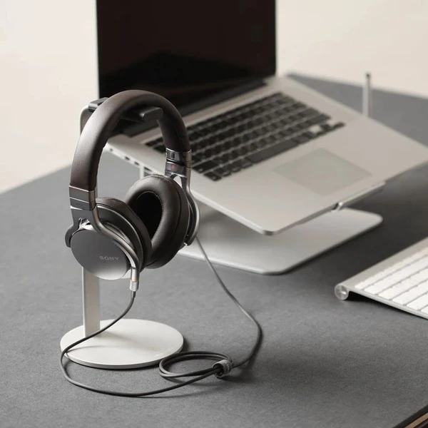 ELAGO H Stand hliníkový stojánek pro AirPods Max/náhlavní sluchátka tmavě šedý - Stojany - Obrázok d_3b20d55e9a3244b88fec970f812c19cb