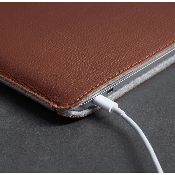 Woolnut Leather Sleeve kožené pouzdro MacBook Neo hnědé - Puzdra - Obrázok d_dc466afb04f84abeb441a42edc8f0c7c