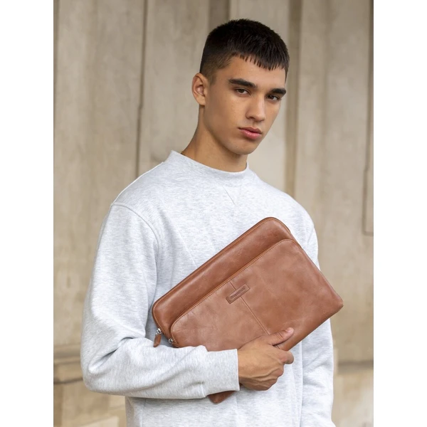dbramante1928 Skagen Pro+ kožené sleeve pouzdro pro 14" MacBook hnědé - Puzdra - Obrázok d_f4903c157a784ee2b87589f30b17d369