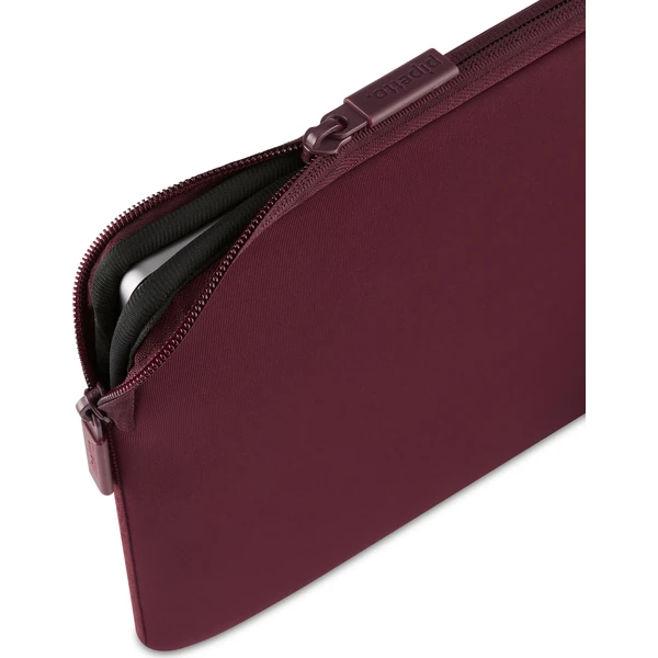 Pipetto Classic Fit Sleeve puzdro pre MacBook Neo 13 burgundy - Puzdra - Obrázok ddd060fc73d54ad4965c77476602276f