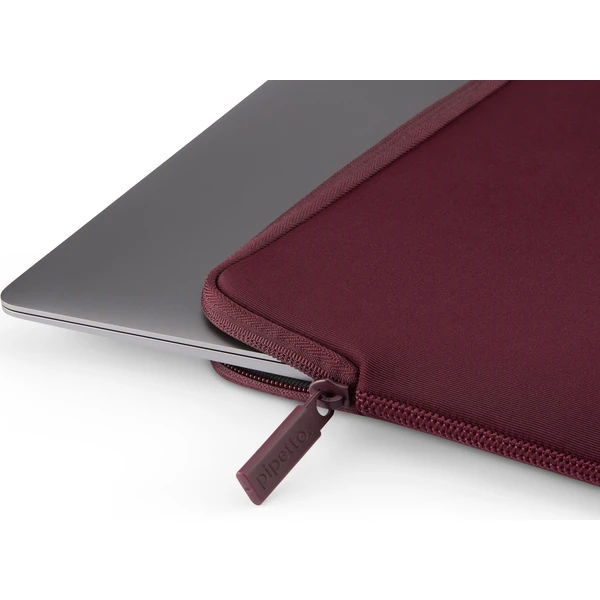 Pipetto Classic Fit Sleeve puzdro pre MacBook Neo 13 burgundy - Puzdra - Obrázok e7e1e0c001d346869de88af3577ac808